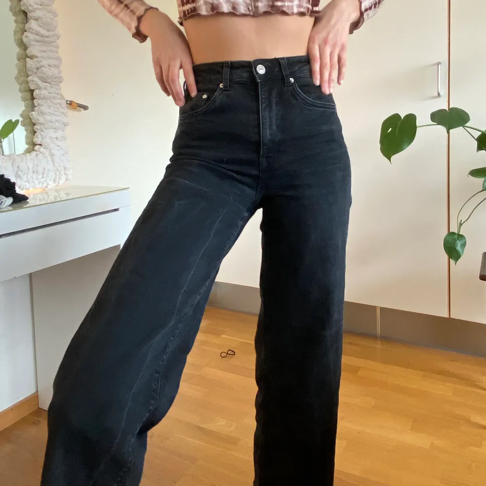 Säljer dessa högmidjade svarta jeansen, storlek 26, modellen är 175 så de är lite för korta för henne, men passar mig som är 164. Kan skicka men köparen står för frakten💛🧚. Jeans & Byxor.