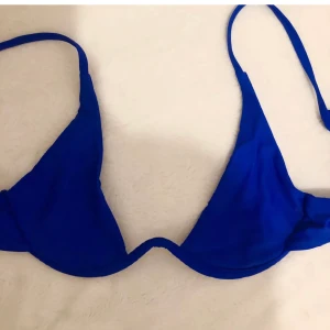Shein Bikini - Säljer denna helt oanvända bikini från shein i en fin klarblå färg💙 Är i storlek M men skulle säga den passar XS/S beroende på byststorlek! 