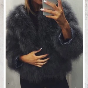 Mörkgrå fjäderjacka (DREAMJACKET) - Inköpt från DM (dennismaglic.se) i väldigt fint skick endast använt ett fåtal gånger! Nypriset ligger på 1300kr.