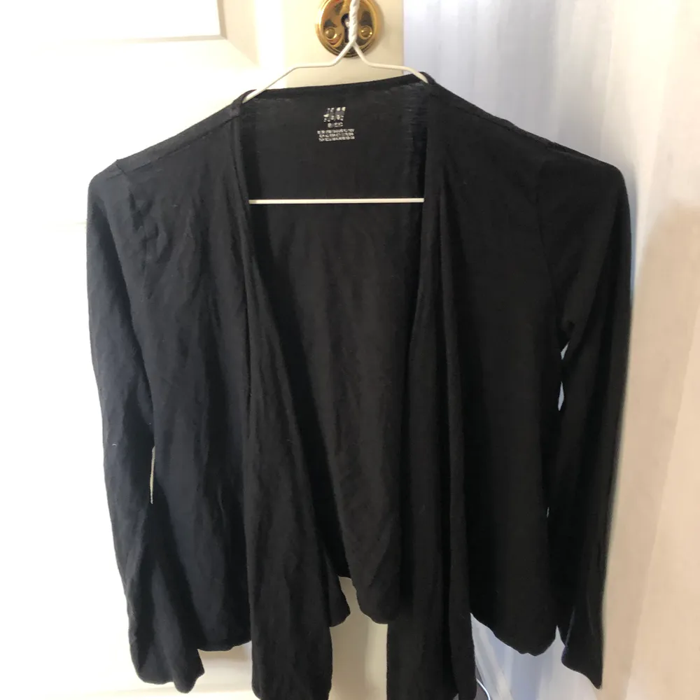 svart cardigan från H&M i storlek xs✨ knappt använd, inga hål eller fläckar💗. Tröjor & Koftor.