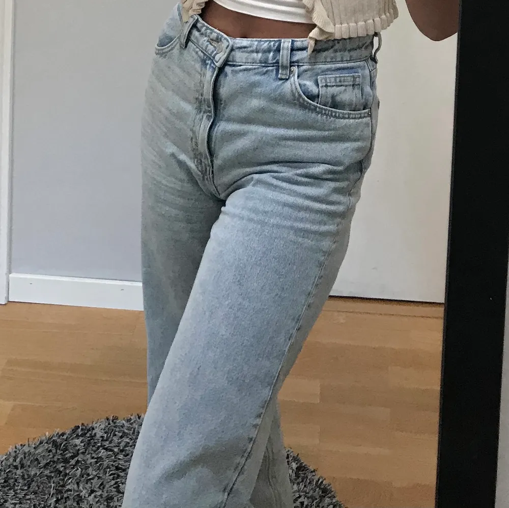 Jag säljer nu mina ljusblå Monki jeans då de inte kommer till användning. Köpta i somras men endast använda ett fåtal gånger. Skriv privat om du vill ha fler bilder💞  Pris kan diskuteras vid snabb affär.. Jeans & Byxor.