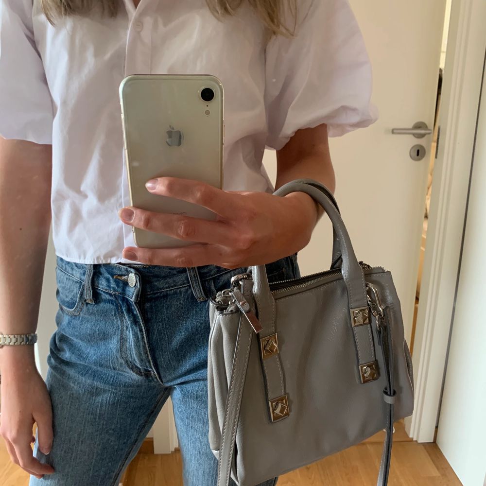 Jättecool ljusgrå väska från ZARA som jag köpte för 399kr förrförra året 🖤🤍 Den är använd ganska många gånger för den har varit en av mina favoritväskor men den passar inte riktigt min stil längre tyvärr 💞💓 Skriv privat om du vill ha fler bilder så fixar jag det! 🥰💕. Väskor.