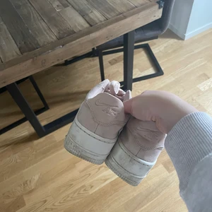 Nike airforce strl 38 - Säljer nu mina Nike airforce i beige. Skorna är i strl 38 och köptes för 3 månader sedan via zalando. 