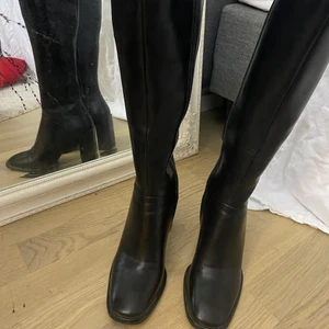 Boots  - säljer mina as snygga boots från zalando i storlek 37. nypris 500kr använda ca 3ggr. klackhöjd 9.5cm 