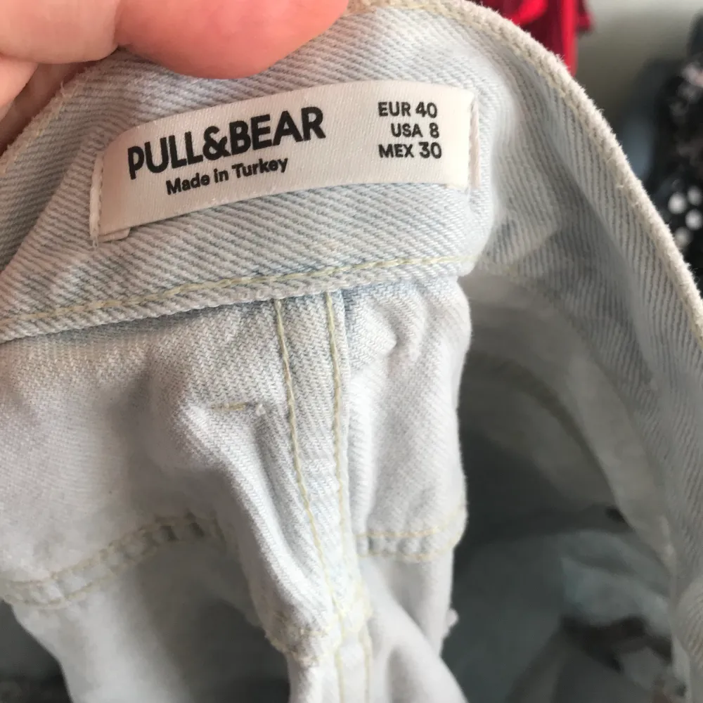Köpte dessa super fina och sköna jeans från pull&bear 2019 men säljer dem nu då de blivit för små för mig 💕 pris går att diskutera 🥰. Jeans & Byxor.