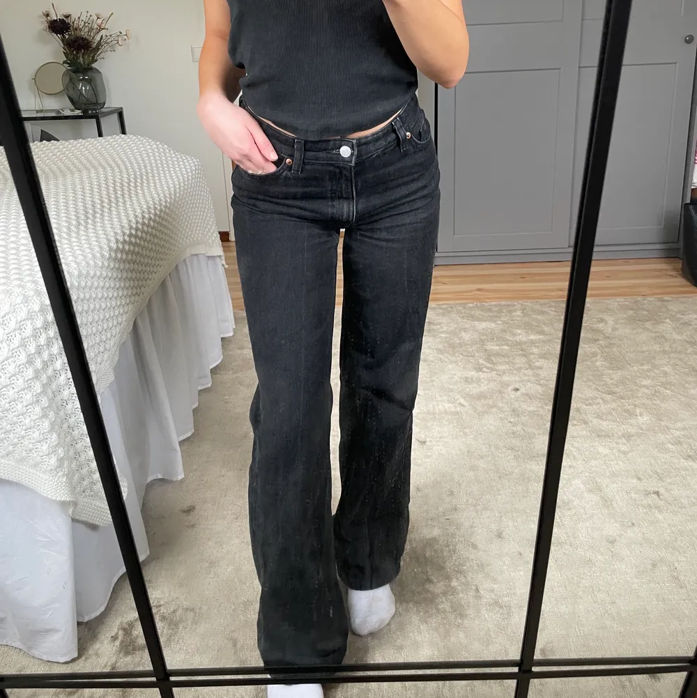 Assköna svarta vida jeans från monki!!! De är använda fåtal gånger så skulle säga att de är i nyskick 🖤🖤 jag är 160 cm men skulle säga att de passar personer som är längre/kortare med . Jeans & Byxor.