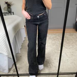 Assköna svarta vida jeans från monki!!! De är använda fåtal gånger så skulle säga att de är i nyskick 🖤🖤 jag är 160 cm men skulle säga att de passar personer som är längre/kortare med 