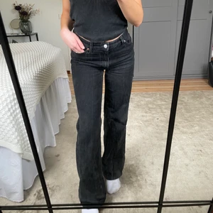 Vida jeans - Assköna svarta vida jeans från monki!!! De är använda fåtal gånger så skulle säga att de är i nyskick 🖤🖤 jag är 160 cm men skulle säga att de passar personer som är längre/kortare med 