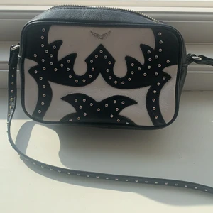 Zadig väska  - Säljer denna super fina väskan ifrån zadig, väskan är limited edition och finns inte längre att köpa. Den är rymlig och i använt men mycket bra skick. Säljer för att den inte kommer till användning längre ❤️