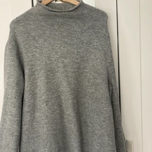 Tröja ifrån zara - Stretchig och skön tröja ifrån Zara som är ca 2 år gammal! Använd en del men så bra kvalité och världens skönaste! Jag är 162 och den går ner till rumpan på mig men de är bara snyggt att den är oversized! Halvpolo även som e väldigt snyggt!