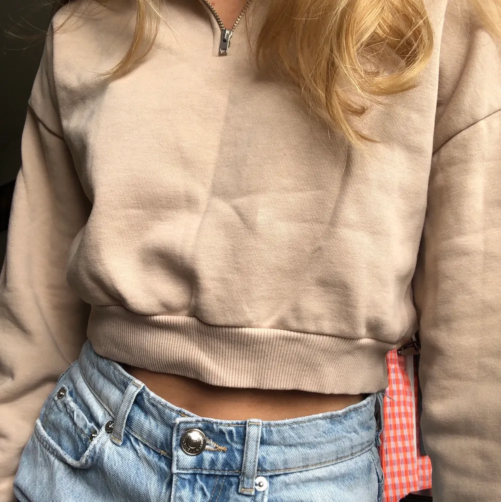 croppad sweatshirt/topp från nelly!! superfin🥰💘💘. Tröjor & Koftor.