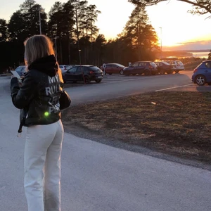 Beiga jeans - Säljer mina favorit jeans då jag känner att de inte passar längre❤️ Köpt för 499kr på bikbok⚡️ De är i storlek 25 vilket motsvarar 34/XS/S