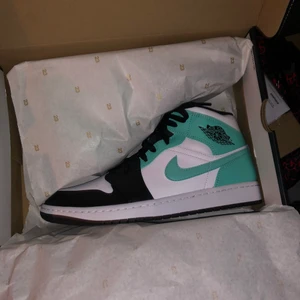 Jordan 1 Mid Tropical - Säljer Jordan 1 Mid i storlek 43.                        Tropical Twist.     Pris:1500  Kom med bud!