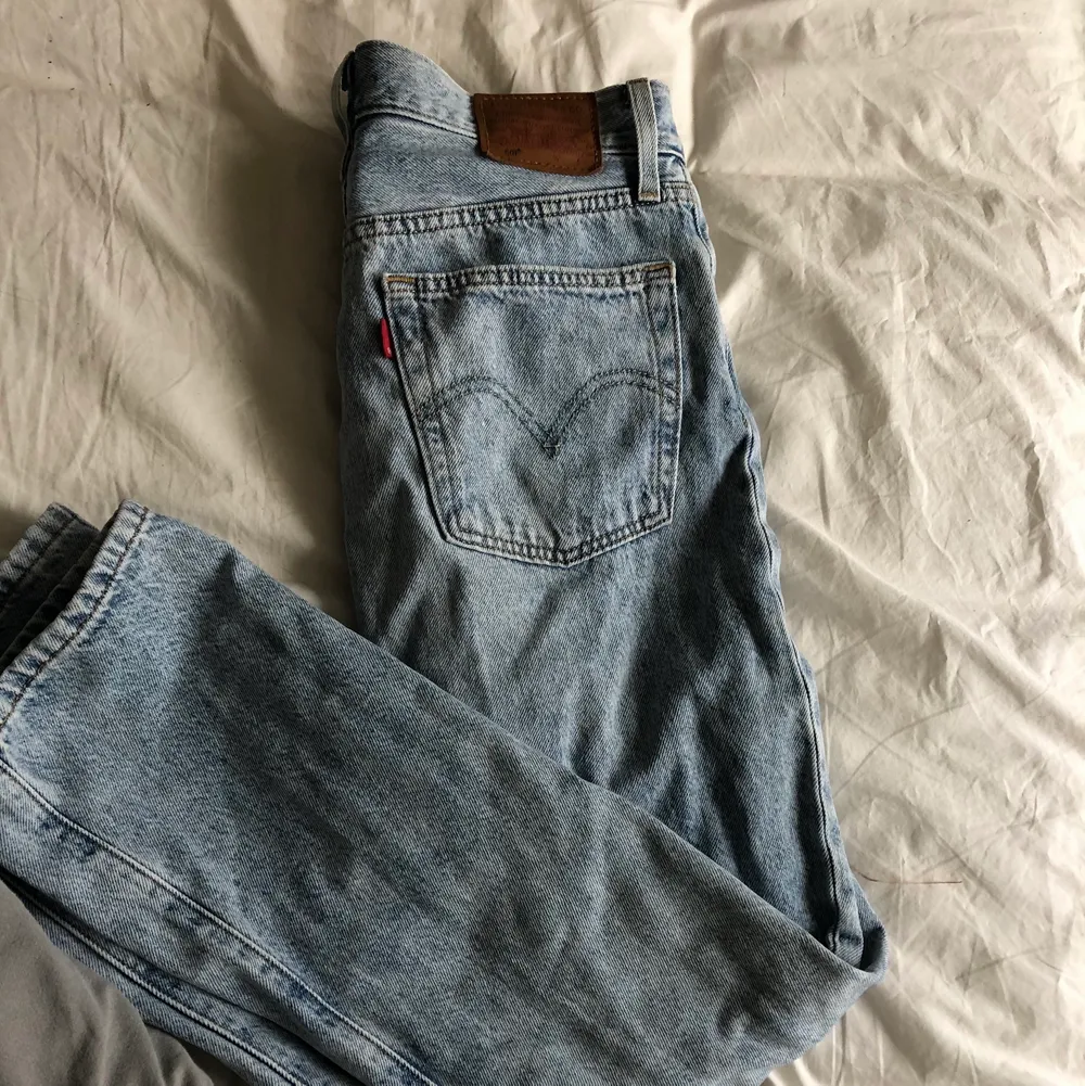Perfekta jeans från levis 💘 Säljer då jag växt ur dem🌟 Köparen står för frakt🌟. Jeans & Byxor.