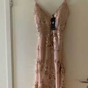 Festklänning Created By K - Mycket fin oanvänd klänning. Endast provad och passar mig som är normalbyggd och 165 cm. 