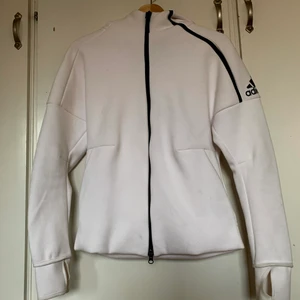 Adidas kofta  - Fin adidas kofta, helt oanvänd nypris 699kr och säljer den nu för 350kr🩵