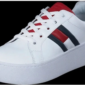 Tommy hilfigher skor - Äkta Tommy Hilfigher skor i nyskick! Kostade 1299kr när jag köpte dom för ca 1/5 år sen ❤️ Använda fåtal gånger, är som nya! Kontakta mig för egna bilder.