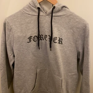 Hoodie  - Snygg grå hoodie. I storlek 42 men tycker den är lite mindre så passar mig med 36 bra! Är lite osäker på fraktkostnaden, kan eventuellt bli mer💞