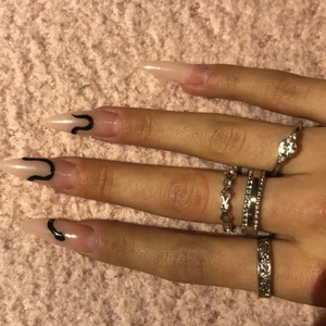 Silver ringar  - Beställde från internet, dem var för stora för mig men är jättesnygga, man kan köpa alla, eller separat )(1 st 12 kr)( alla för 35kr