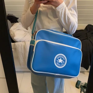 Converse väska - Vintage väska från converse. Stor får plats med mycket. Gammal och har därför blivit lite missfärgad på banden men inget man tänker på.