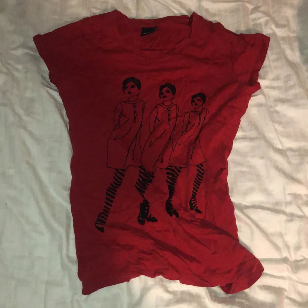 Säljer denna röd tröja då jag hitta den när jag sortera garderoben. Den är helt utsåld. Den är i storlek M. Kan såklart skicka fler bilder!💖💖 pruta funkar!. T-shirts.