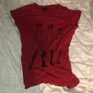 Säljer denna röd tröja då jag hitta den när jag sortera garderoben. Den är helt utsåld. Den är i storlek M. Kan såklart skicka fler bilder!💖💖 pruta funkar!