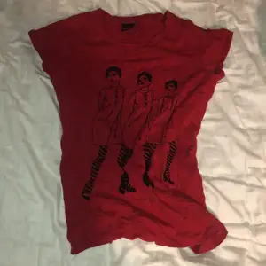 Säljer denna röd tröja då jag hitta den när jag sortera garderoben. Den är helt utsåld. Den är i storlek M. Kan såklart skicka fler bilder!💖💖 pruta funkar!