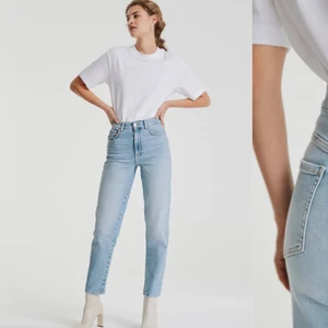 Ginatricot perfect jeans stlk 44 - Snygga jeans. Första bilden visar passformen, de två andra är färgen på jeansen. Jeans som sitter bra runt rumpan och raka ner till. Ginatricot. Köparen står för frakten. 