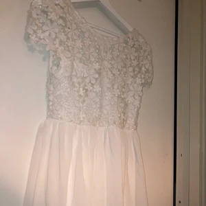 Vit klänning  - Vit känning med spets upptill passar perfekt till skolavslutning eller student storlek 36 