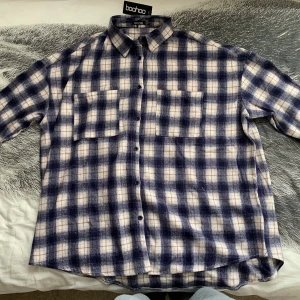 Rutig Jacka S - Köpte denna jacka från Boohoo i storlek S men den är större i storleken. Storleken är typ ungefär L. Så den är väldigt oversized. Jag använder mig av bilderna från boohoo för att skjortan är i själva förpackningen och jag har provat den en gång och inget mer. Så helt enkelt den är helt ny. Här är mitt nummer: 0763174768 så ni kan sms mig om du är intresserad. Bara sms:a o inte ring.