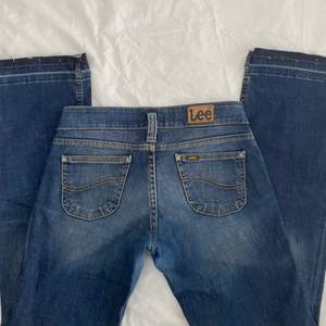 Säljer mina as snygga lågmidjade jeans från Lee! Vintage men i väldigt bra skick! Super snygga och trendiga men passar tyvärr inte mig!💖