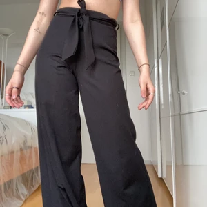 Svarta byxor - Vida byxor som är otroligt sköna. Gott skick