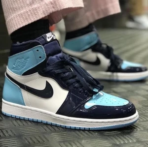 Jordan 1  - Hej! Jag vill sälja dessa jordans 1 som är helt nya och bara använts inomhus 2 gånger. Skorna passade inte mig så bra och därför vill jag sälja dom. Köparen står även för frakt. Lägg gärna bud