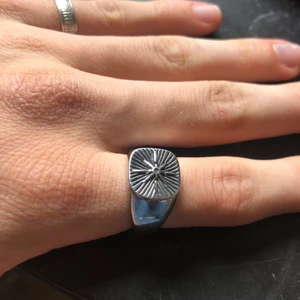 Helt ny vintageinspererad ring - Helt ny silverfärgad ring. Vintageindpererad och sitter skönt på fingret. Den är gjort i rostfri stål, vilket gör att den klarar vatten utan att tappa färg. Storleken är US10 vilket är en ganska normal storlek, så den passar de flesta på något finger. Bara att skriva till mig vid frågor om storlek, eller andra frågor! Nypriset är 219kr, men säljer för endast 95kr + frakt! Kan även tänka mig 130kr + frakt för både denna och den andra ringen i min annons