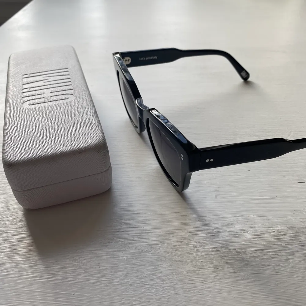 Jättefina svarta solglasögon från Chimi Eyewear i modellen 005. Solglasögonen är i väldigt bra skick utan några repor, men fodralet är lite slitet från att ha följt med på många resor.💕. Accessoarer.