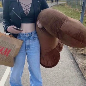 Svart topp - Hejsan! Säljer denna jätte fina svarta toppen med snörning. Den är i storlek S och är förliten för mig.            Köperen står för frakten💙