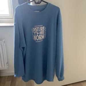 Carlings - Snygg lång tröja från carlings, man kan även ha den som klänning eller vika upp den som en snygg oversize tröja. Den kommer från herravdelningen storlek L