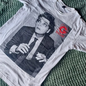 Gerard Way T-shirt - En vit t-shirt med tryck av Gerard Way och hans album "Hesitant Alien", från onlinebutiken. Matrialet är mjuk och mysigt. Görtuff men den passar inte min stil längre och därför säljer jag den. Köparen står för frakten men jag kan också mötas upp i gbg😇❤