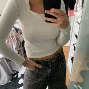 Snygg långärmad tröja - Super snygg långärmad med lite croppad och snygg skurning 