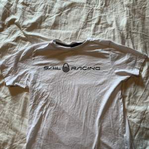 Säljer en fin vit sailracing T-shirt st XS/S dam, köpte den för 400kr säljer för 150, nästan aldrig använd 