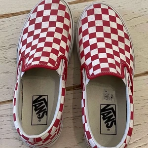 Äkta rutiga vans skor med platå sula! Storlek: 38! - Snygga skor till sommaren, en av mina favoriter men säljer nu pågrund av att dom blivit försmå för mig. Väldigt bra skick bara lite smutsiga men det går enkelt bort! 140kr eller högre bud!❤️ Frakt tillkommer! 