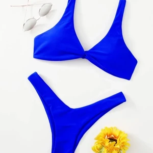 Bikini  - Säljer denna superfina, bikini från SHEIN, på grund av att jag råka beställa två stycken. Färgen är grym till sommaren, då man ser väldigt brun o fräsch ut i den💞✨🌷