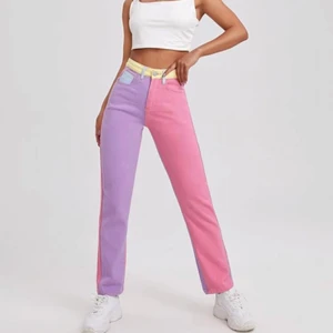 Raka jeans - Raka jeans som endast är använda en gång, Supercoola i olika block med olika somriga färger 💞 I storlek XS.