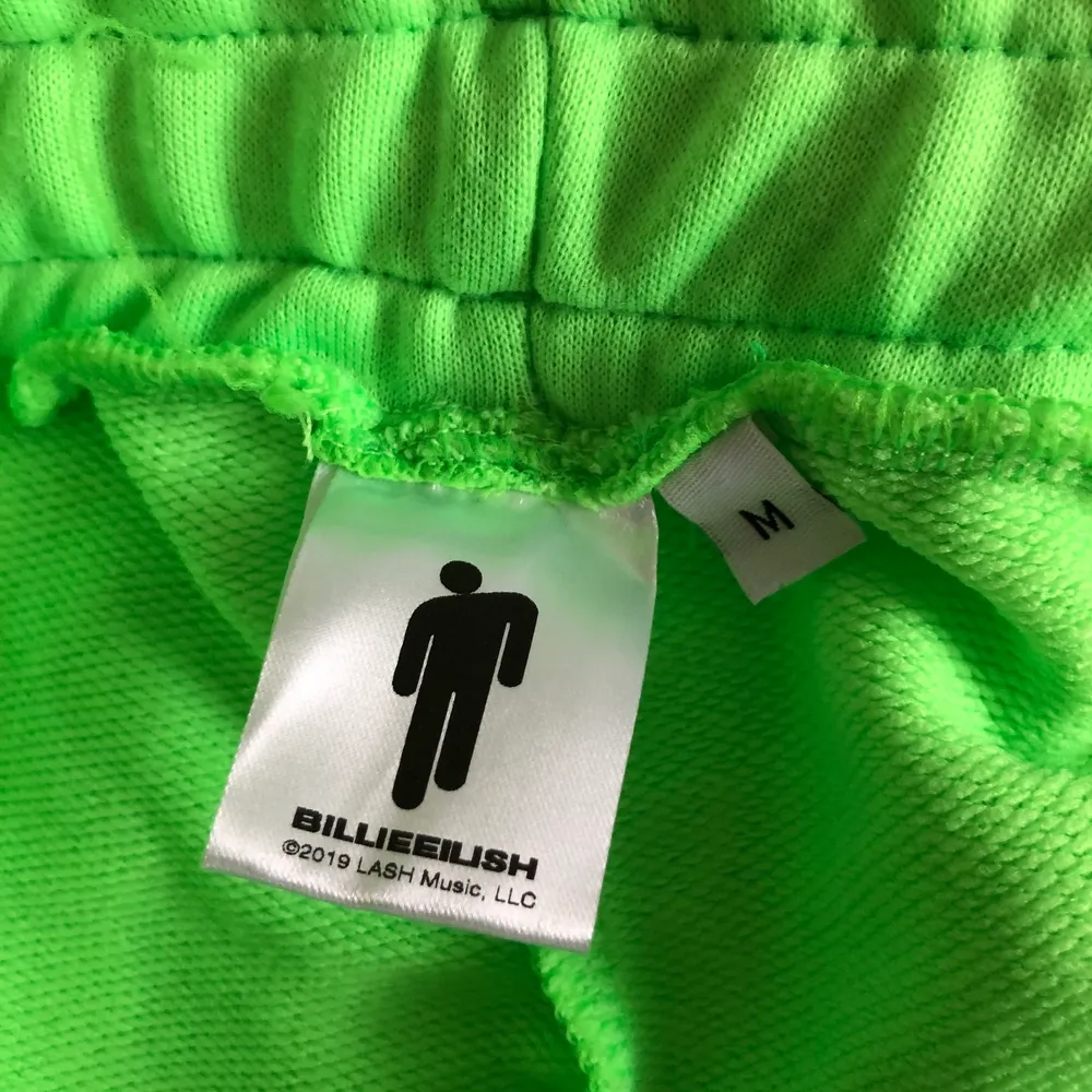 Säljer dessa coola Billie Eilish shortsen i en limegrön färg. Merchen är ifrån 2019. Har två par i storlek M, ingen av de är använda 💚   175 kr styck, exklusive frakt!. Shorts.