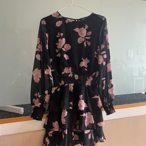 Finaste klänningen från Gina  - Den absolut finaste klänningen jag vet, tyvärr passar den inte. Haft den en gång så den är som ny! 💖💖 