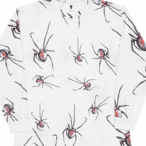 Billie Eilish Merch - Långärmad Billie Eilish merch från 2019 med spindelmönster! Har två stycken i storlek M 💕 150 st, exklusive frakt :)