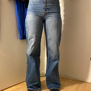 Jeans - Säljer mina superballa jeans då dom blivit för små för mig! Jag är 170! Jeansen är i 36-38! ❤️ köpta för 600kr säljs för 300kr + frakt. 