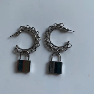 Örhängen  - Supercoola örhängen i silver! Aldrig använda❤️