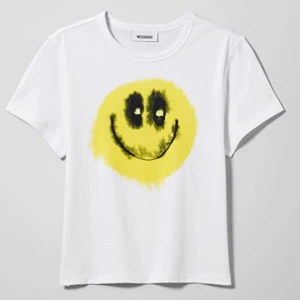 Weekday T-shirt smiley - Superfin slutsåld T-shirt från Weekday. Aldrig använd lappen kvar. (Sista bilden lånad)