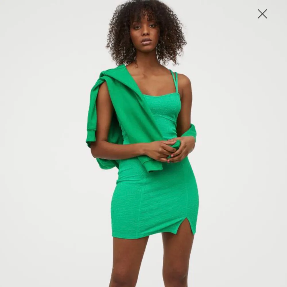 Har beställt den POPULÄRRRAAA tiktok-klänningen från H&M i storlekarna Xs-L. Säljer en direkt för 200 eller högsta bud, är flera intresserade blir det budgivning!🤩🤩💓😍. Klänningar.